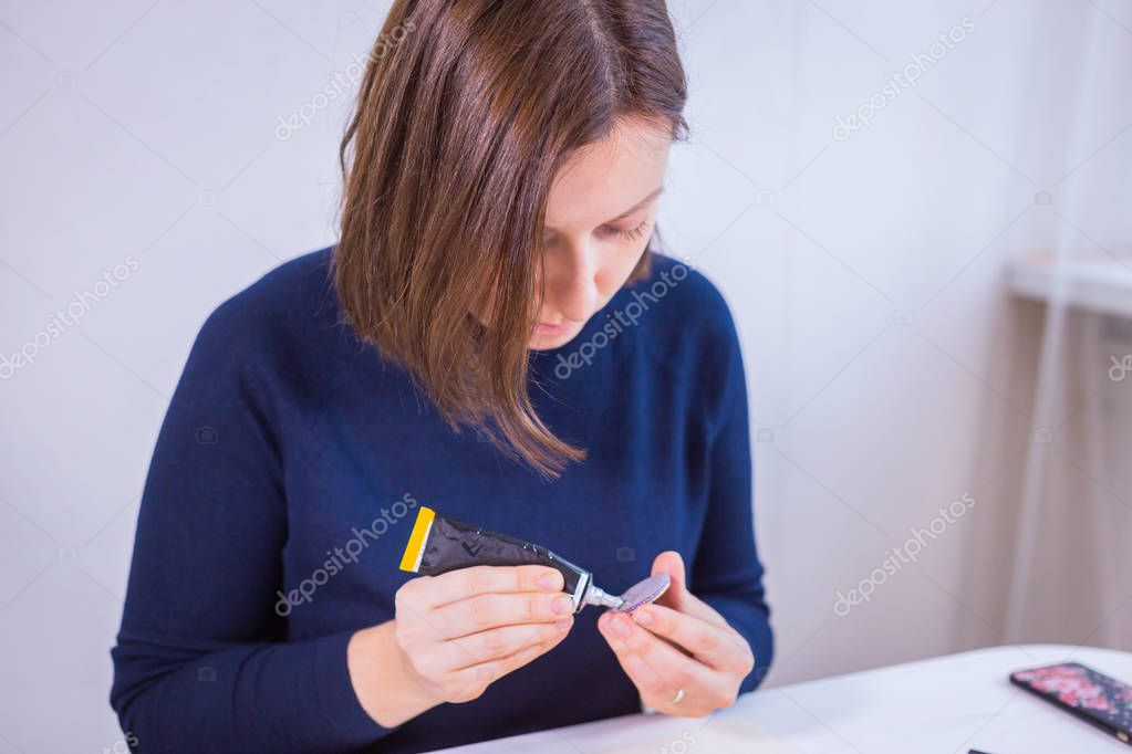 Retrato de artesana en su taller