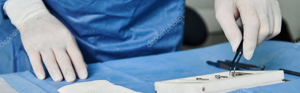 Manos artesanas trabajando papel y madera